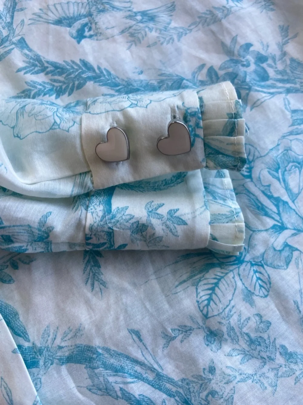 Alice + Olivia Kurt Ruffle Pintuck Blouse Antique Butterfly Off White M Silk - Picture 11 of 11